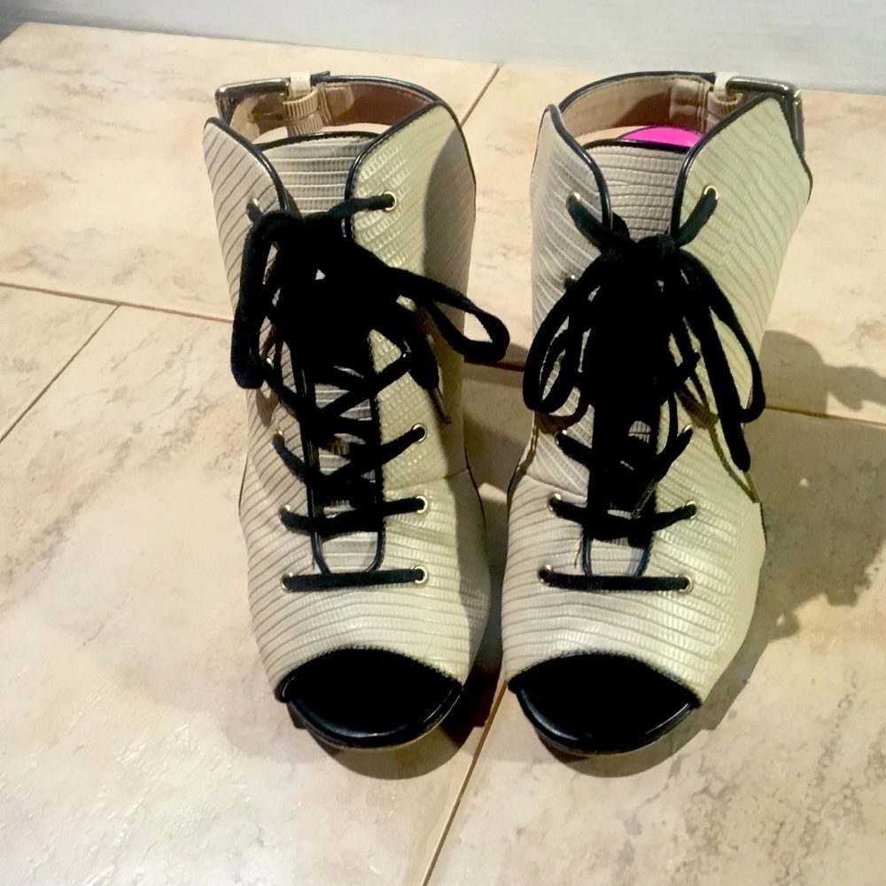 Juicy Couture Womens Peep Toe Heels Size 7.5 Med